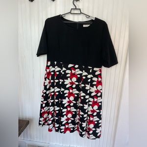 Black, red and white short sleeve dress. Floral print.